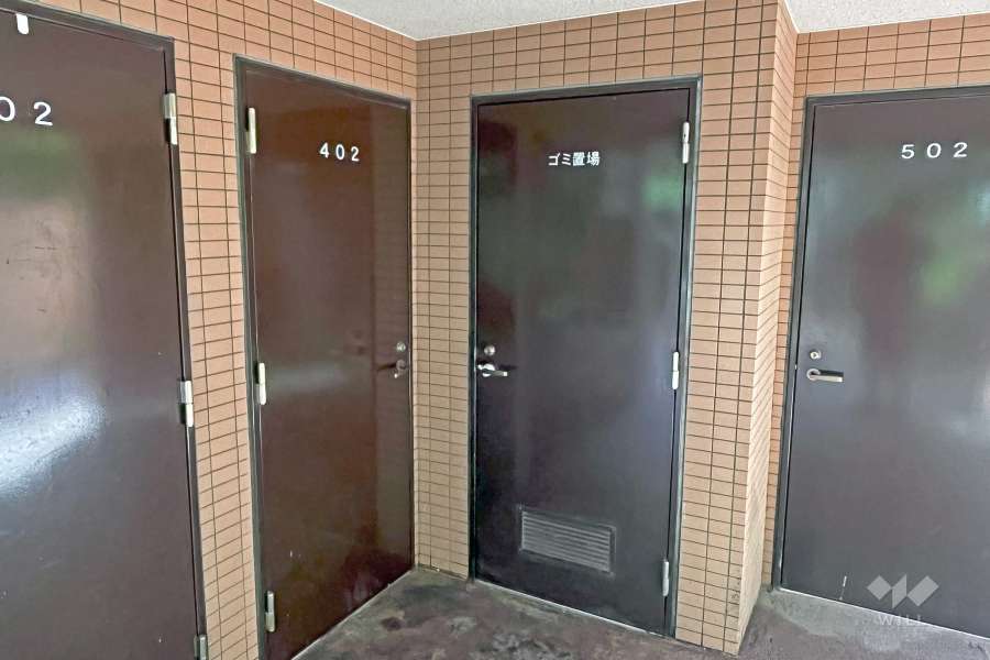 トランクルームとゴミ置き場入り口