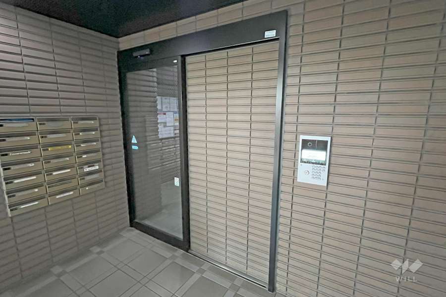 エントランスはオートロック付きです。
