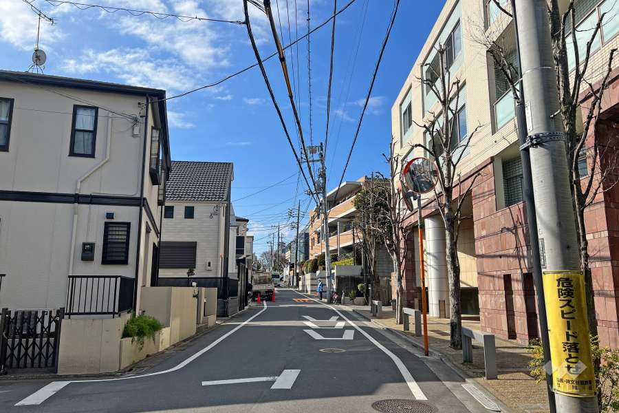 敷地南東側の前面道路（北東側から）