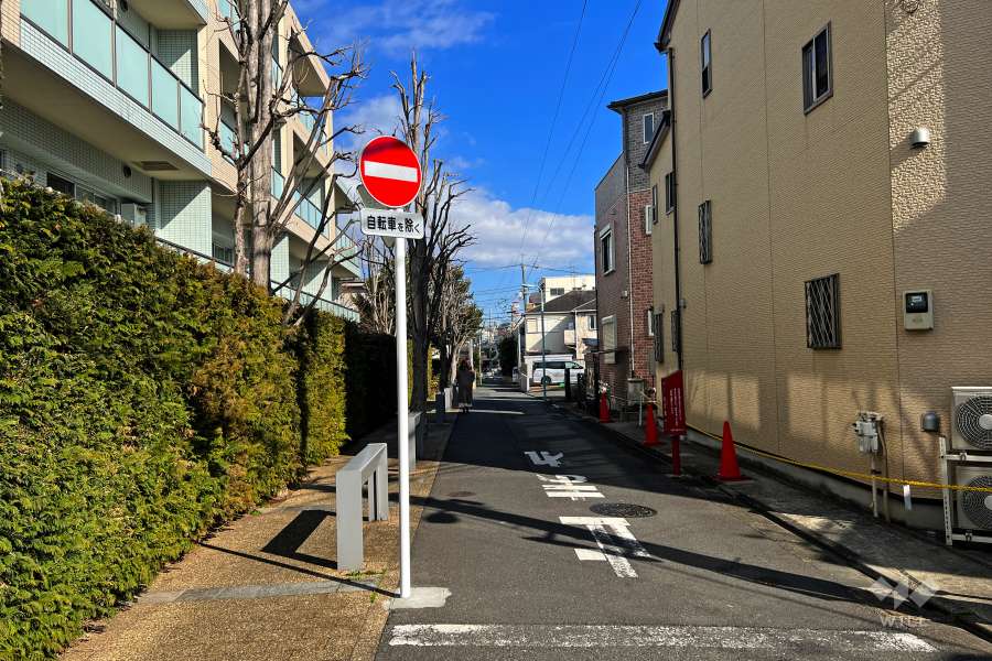 敷地東側の前面道路（南側から）