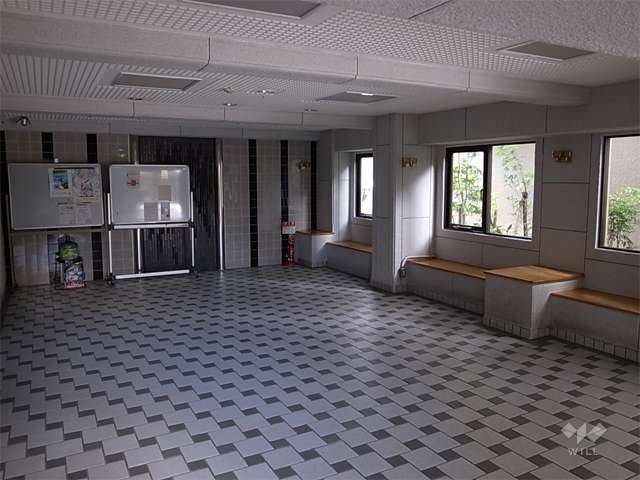 エントランスホールは広々としたスペースです。