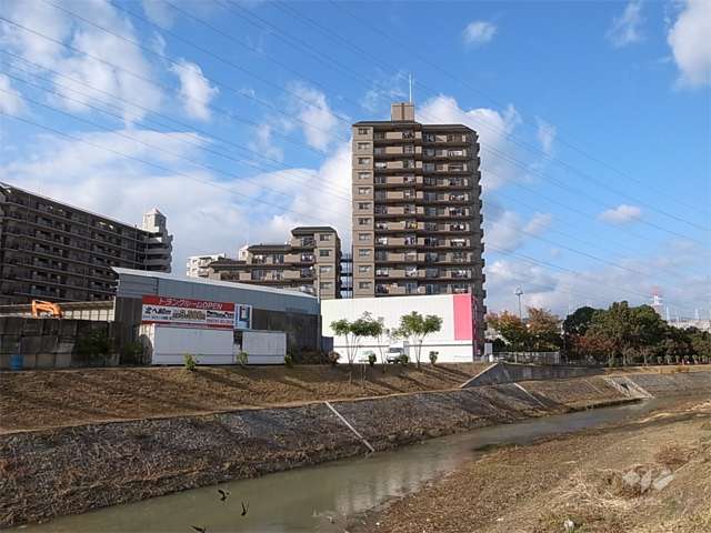 エンゼルハイムリバーサイド武庫川の外観（南側から）