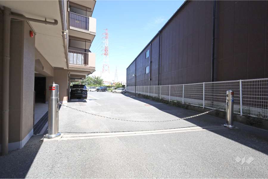 駐車場の出入口（ロボットゲート付き）