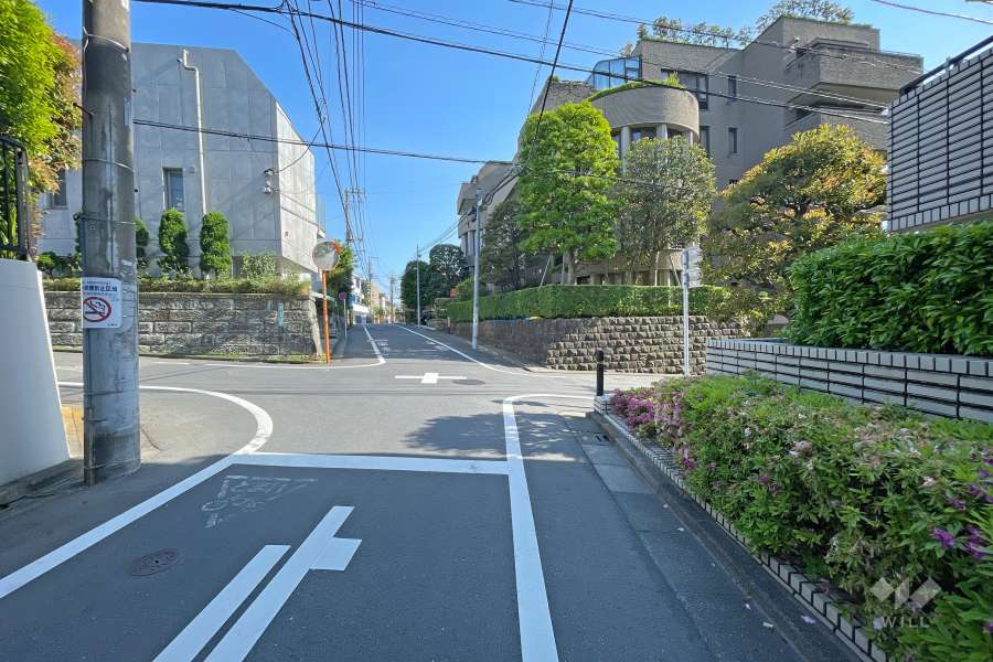 敷地南東側の前面道路