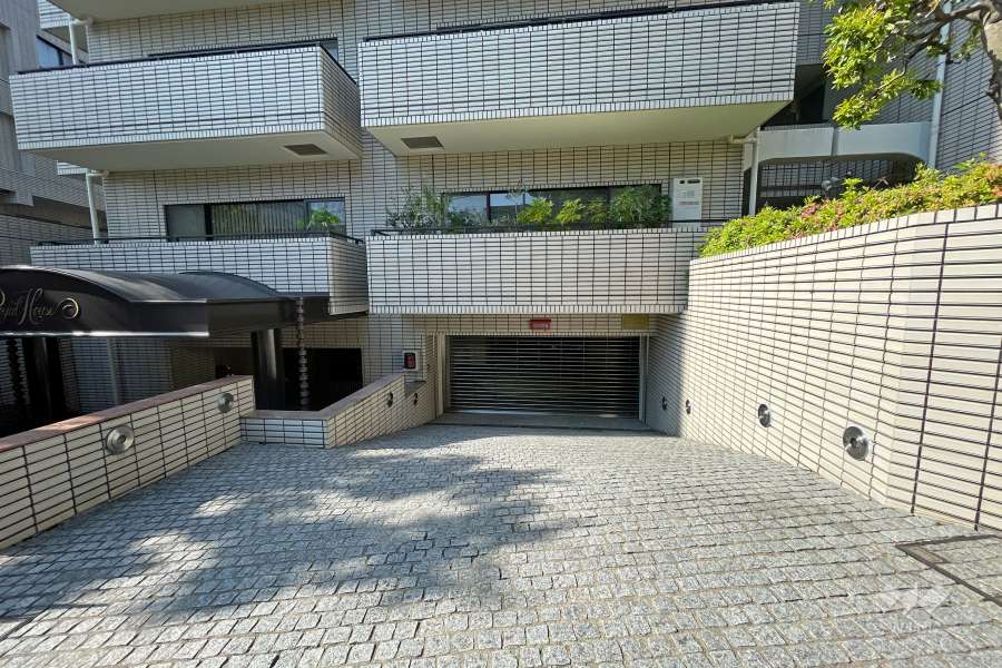 駐車場の出入り口（リングシャッター付き）