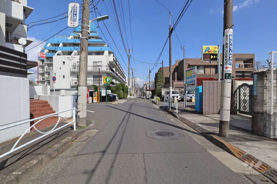 敷地南西側の前面道路（西側から）