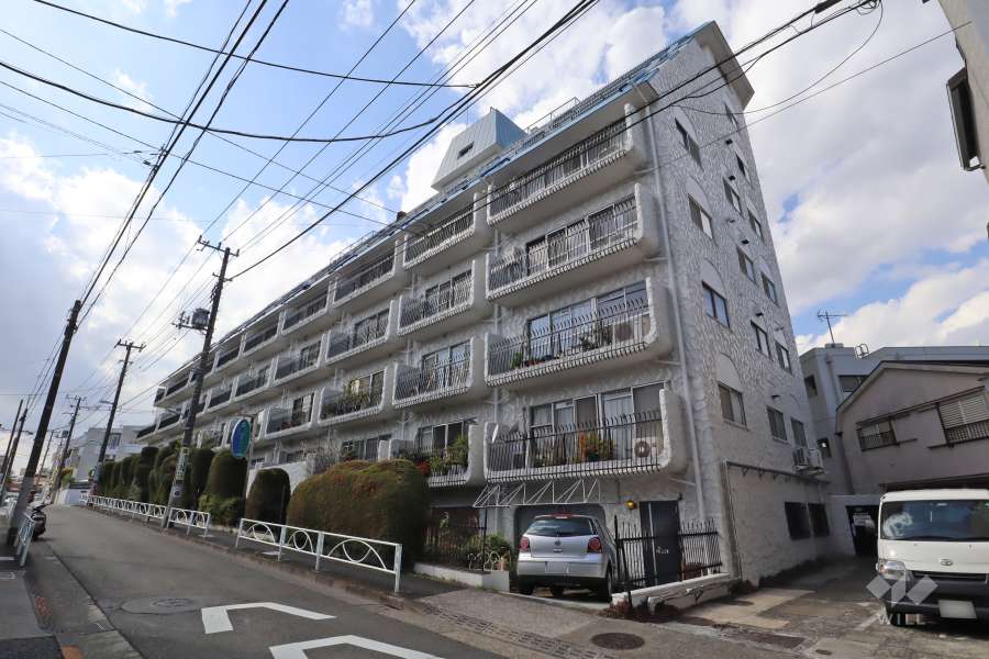 秀和洗足レジデンスの外観(南東側から)