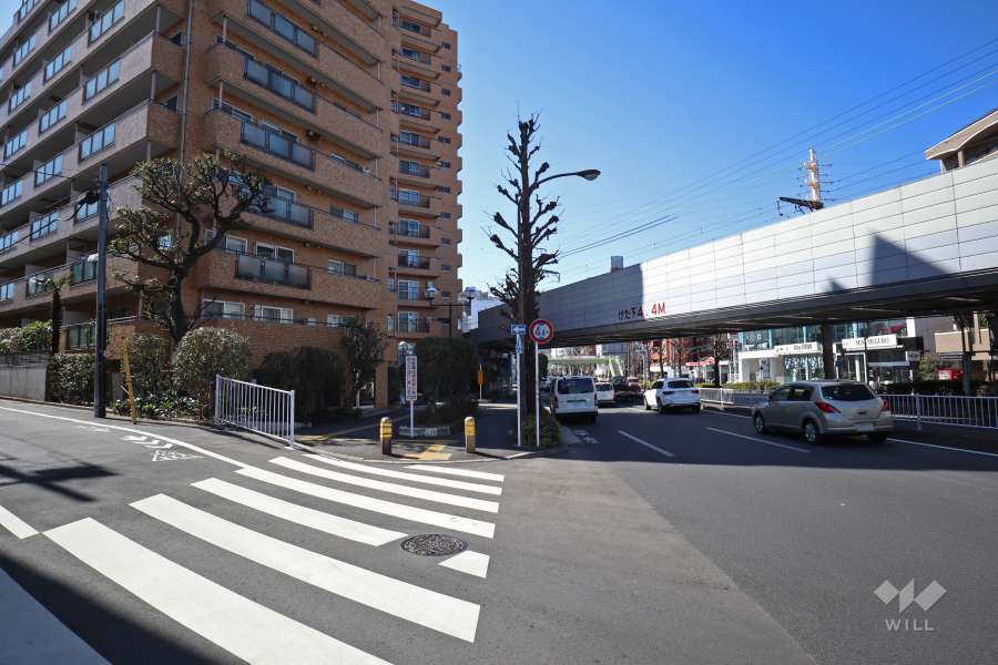 敷地北側は都道312号線（目黒通り）に面しています。