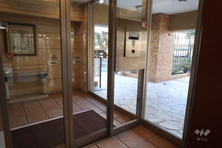 エントランスはオートロック付きです。