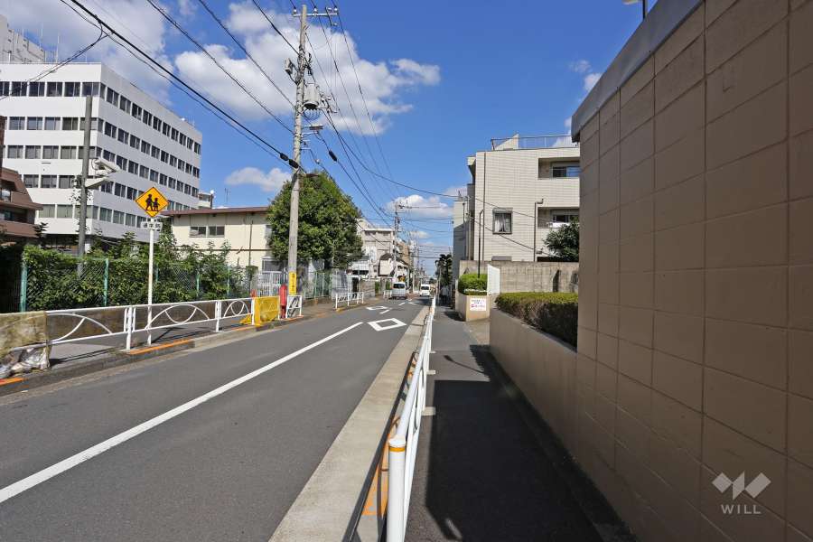 敷地北側の前面道路（西側から）