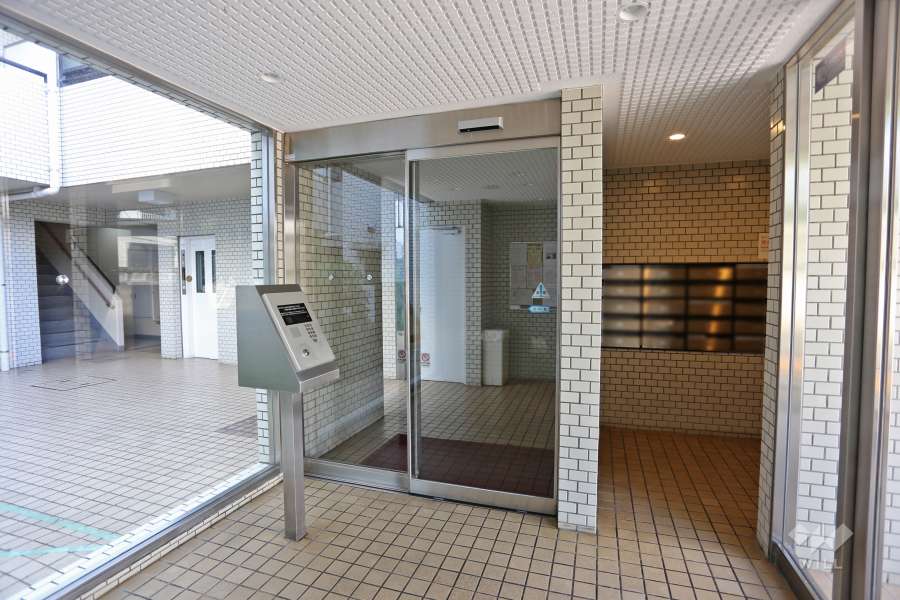 エントランスはオートロック付きです。