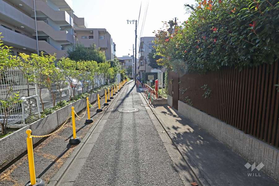 敷地北西側道路の向かいには『区立東町南児童遊園』があります。