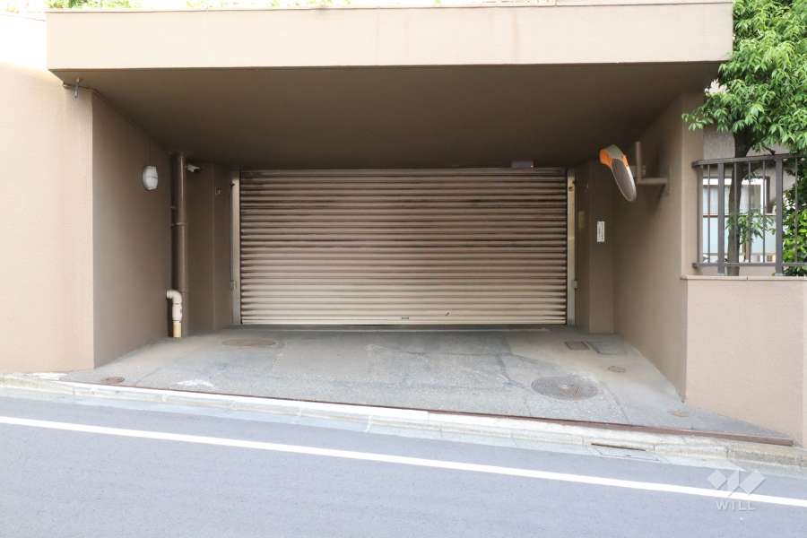 駐車場の出入り口（シャッター付き）