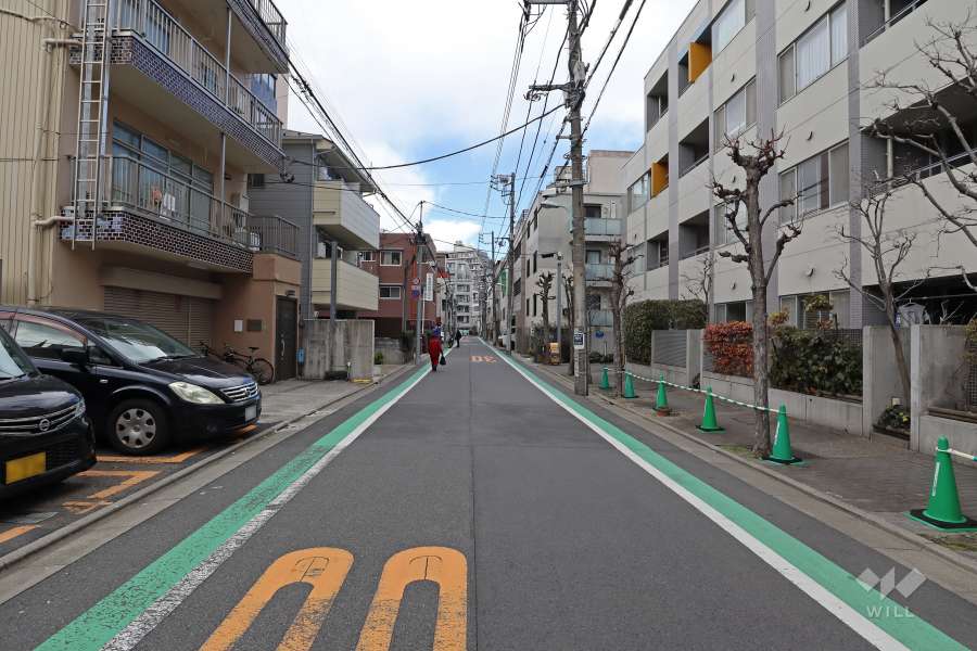 敷地西側の前面道路