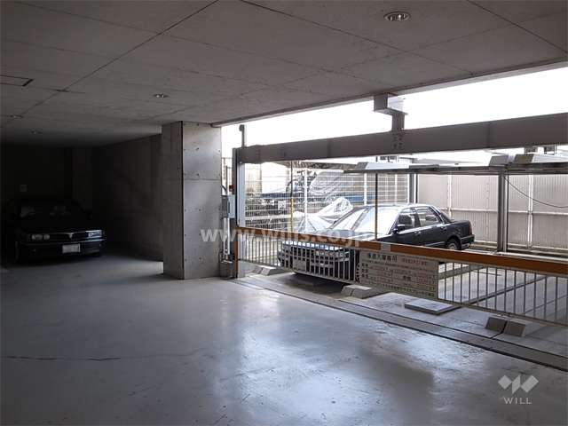 敷地内駐車場。平面式と機械式とがあります。奥に駐輪場があります。