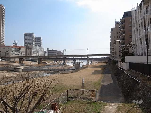 敷地の北側には武庫川が流れています。