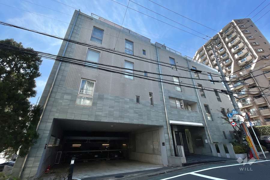 サンクタスガーデン目黒の北西側外観（北東側から）側道路の西から
