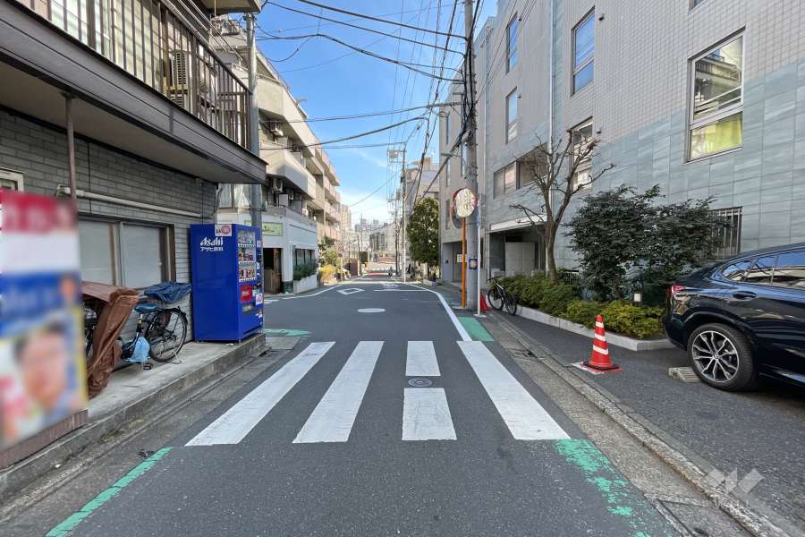 敷地北西側の前面道路（南東側から）
