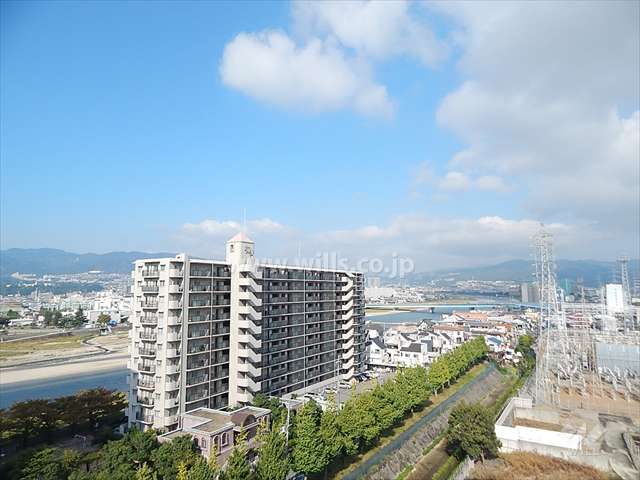 周囲の建物と間隔がある開放感のある立地。