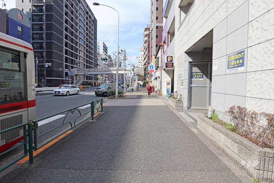 敷地西側の前面道路