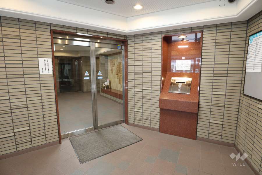 エントランスはオートロック付きです。