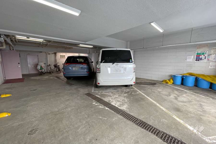 敷地内駐車場（屋内平面式）と駐輪場