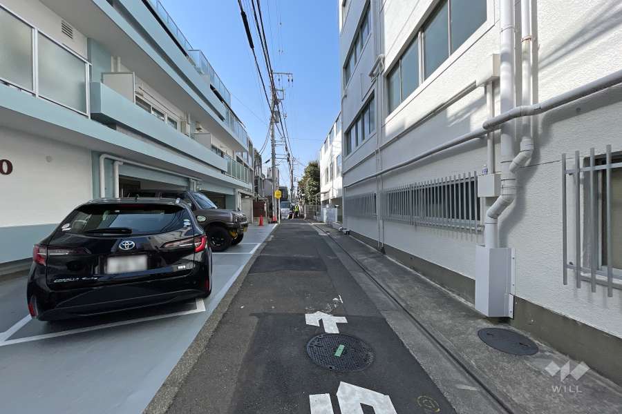 敷地北東側の前面道路（南東側から）