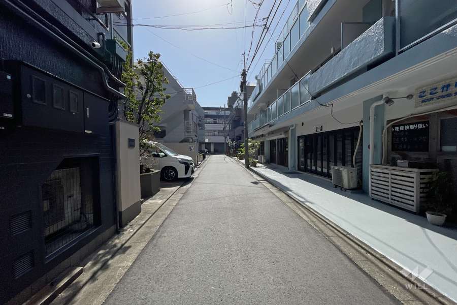敷地南東側の前面道路（北東側から）