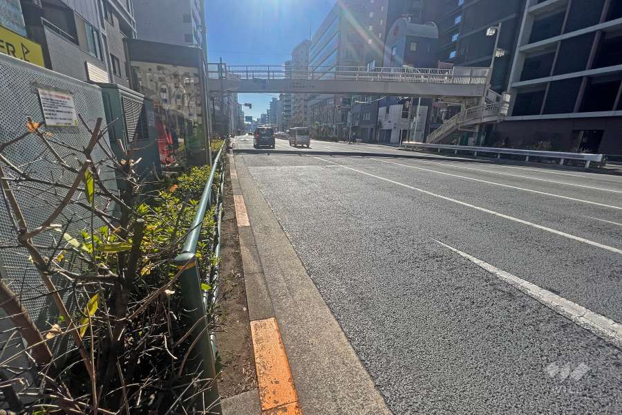 敷地西側の前面道路(北側から)