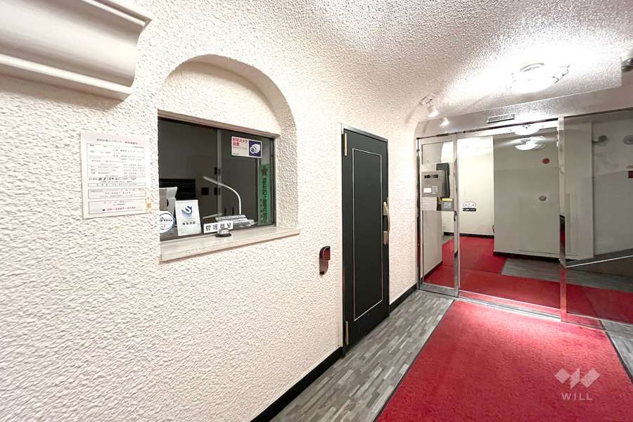 エントランスはオートロック付きです。　