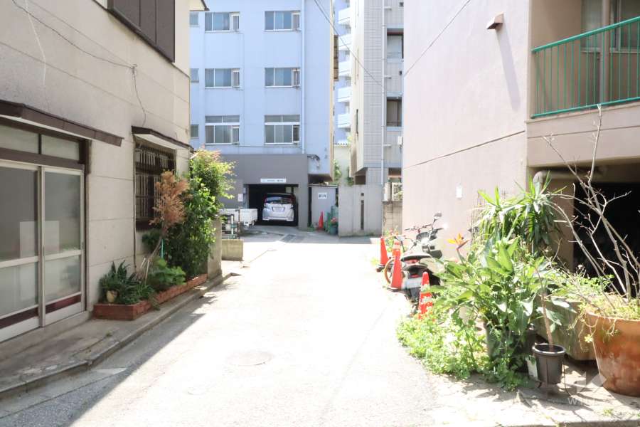 敷地北西側の前面道路(北西側から)