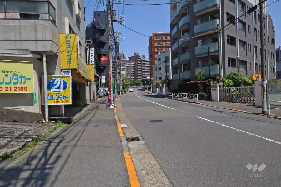 敷地東側の前面道路(南側から)