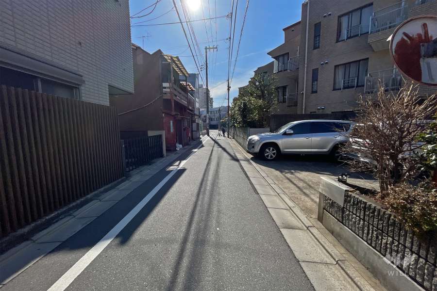 敷地北東側の前面道路（北西側から）