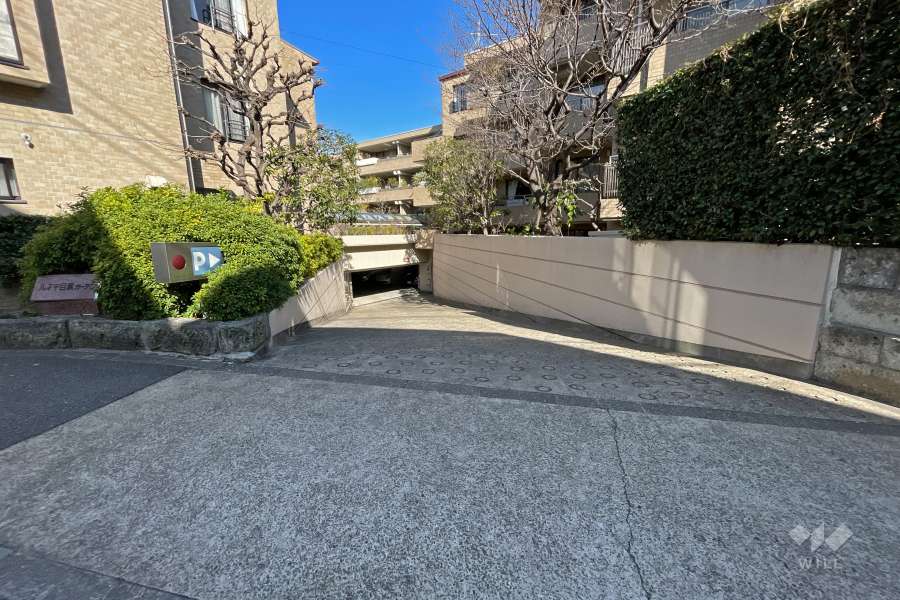 地下駐車場入り口