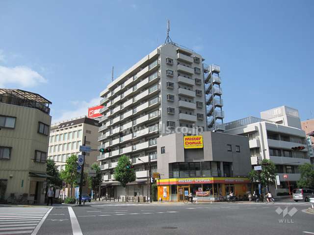 交差点の角に建っています。