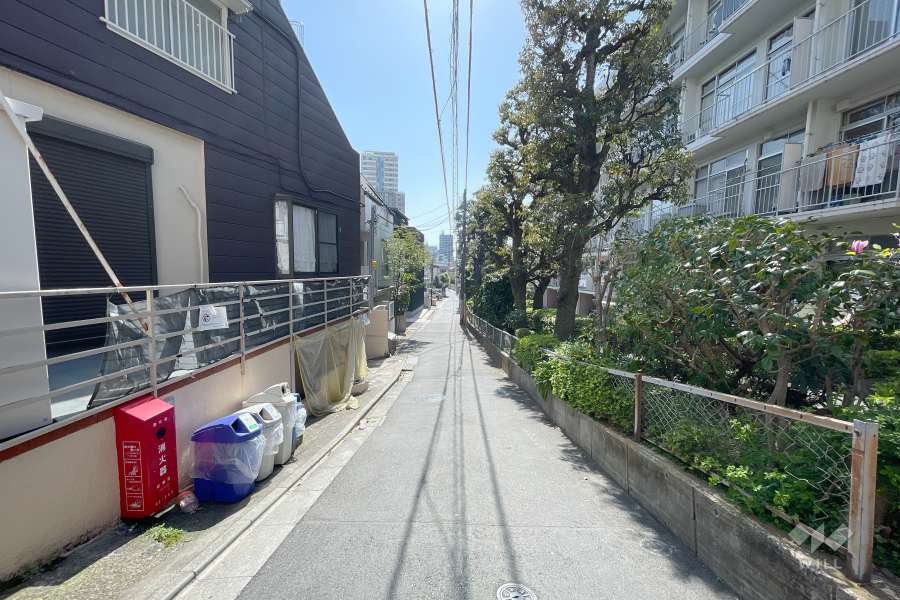 敷地南側の前面道路