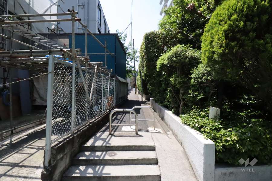 敷地南東側の前面道路(北東側から)