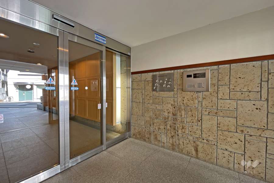 エントランスはオートロック付きです。