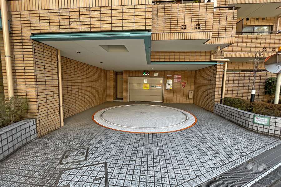 駐車場出入り口