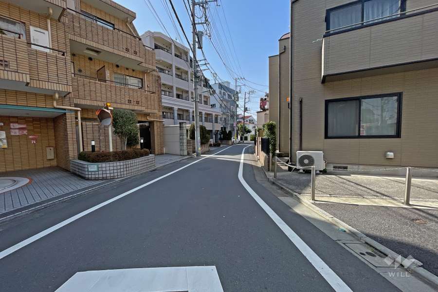 敷地北側の前面道路（東側から）