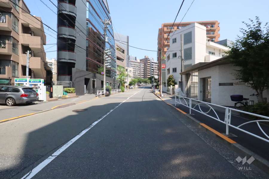 敷地西側の前面道路