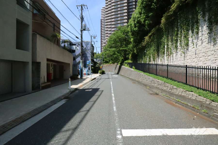 敷地北西側の前面道路(北東側から)