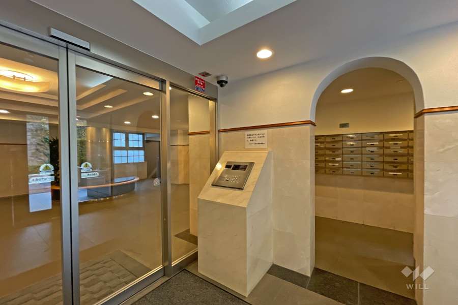 エントランスはオートロック付きです。