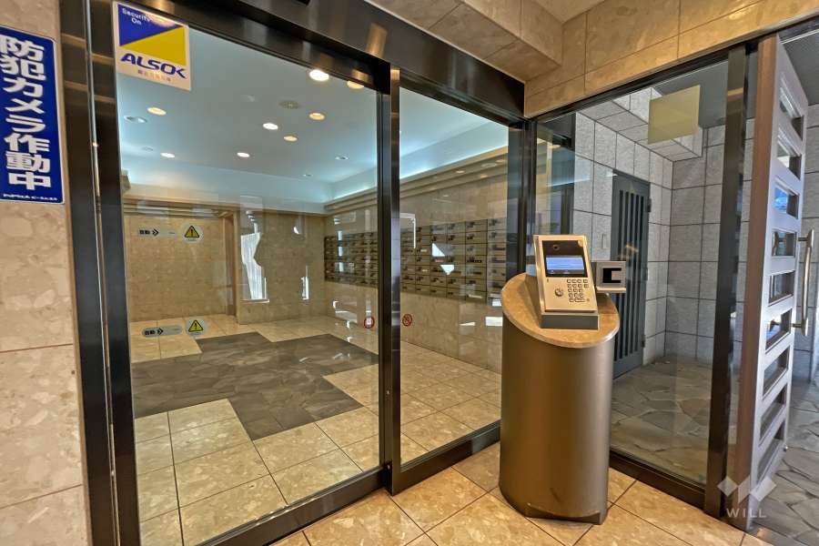 エントランスはオートロック付きです。