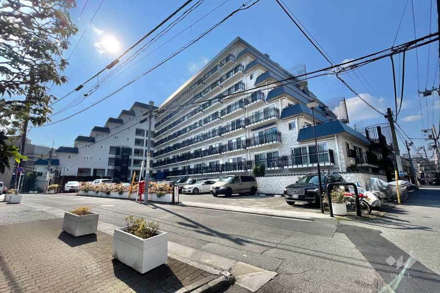 秀和恵比寿レジデンスの外観(東側から）