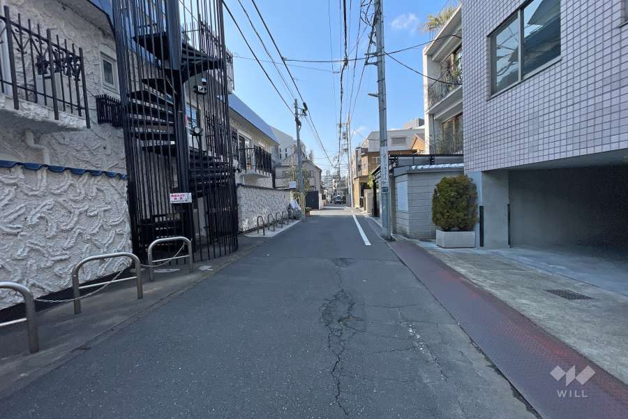 敷地北東側の前面道路