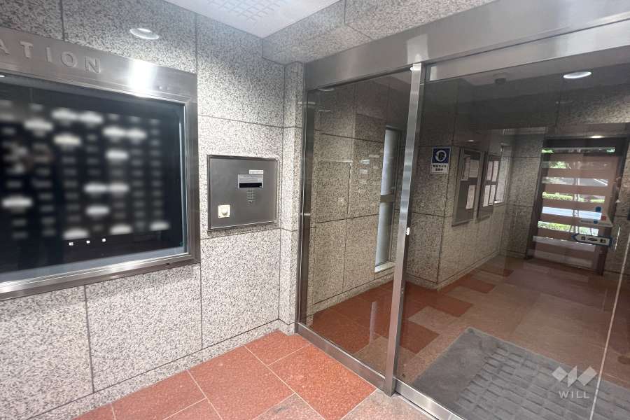 エントランスはオートロック付きです。