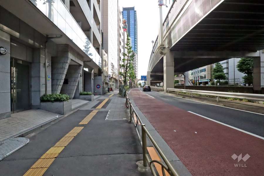 敷地北側前面道路は玉川通りです(東側から)。