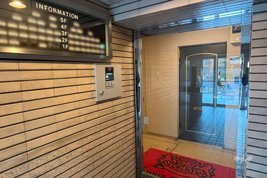 エントランスはオートロック付きです。