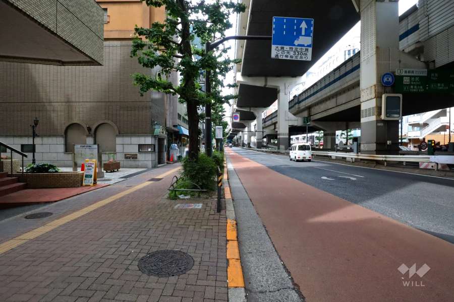 敷地北西側の前面道路(北東側から)